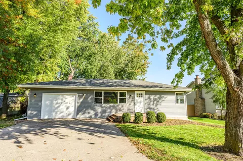 3204 W Kinley Blvd, Mchenry, IL 60050