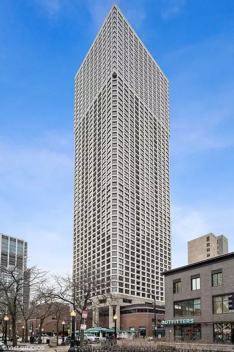 1030 N State St #8E, Chicago, IL 60610