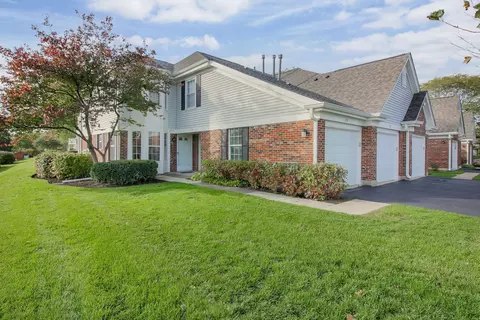 255 Green Knoll Ln #255, Streamwood, IL 60107