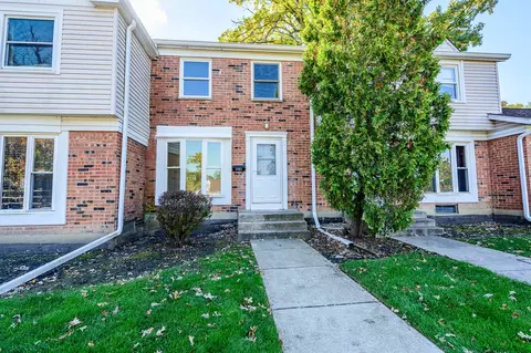 3093 Lynnwood Ct, Streamwood, IL 60107