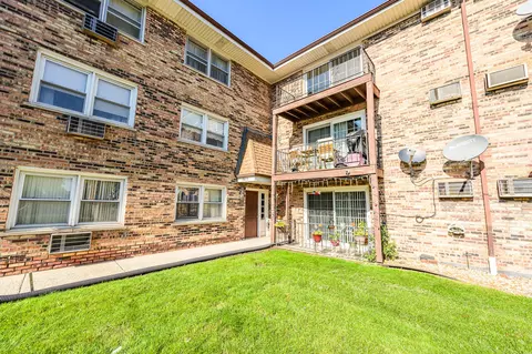 9817 Nottingham Ave #304, Chicago Ridge, IL 60415