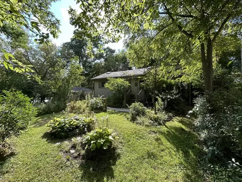 4 Hickory Rd, Oakwood Hills, IL 60013