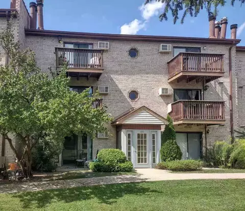 511 E Spruce Dr #1B, Palatine, IL 60074