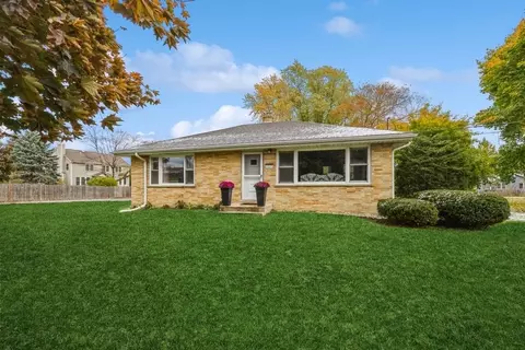 33175 Hunt Club Rd, Libertyville, IL 60048
