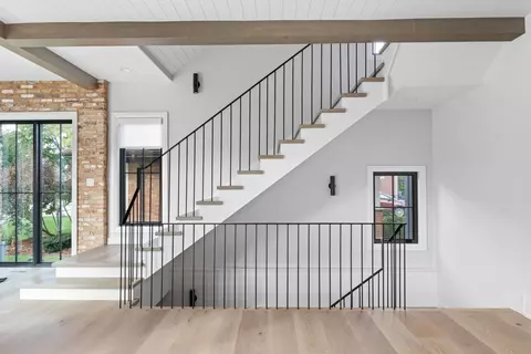 Entry Way - 239 E Oneida Ave, Elmhurst, IL 60126 photo 2 of 4