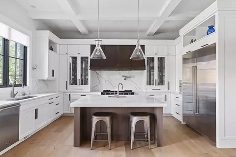 Kitchen - 239 E Oneida Ave, Elmhurst, IL 60126 photo 4 of 6