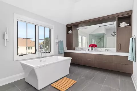 Bath - 239 E Oneida Ave, Elmhurst, IL 60126 photo 2 of 10