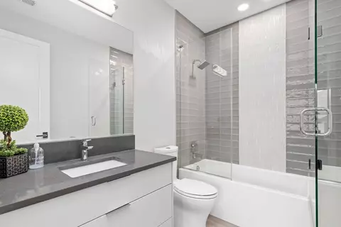 Bath - 239 E Oneida Ave, Elmhurst, IL 60126 photo 7 of 10