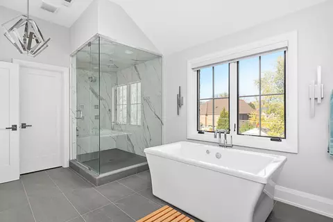 Bath - 239 E Oneida Ave, Elmhurst, IL 60126 photo 4 of 10
