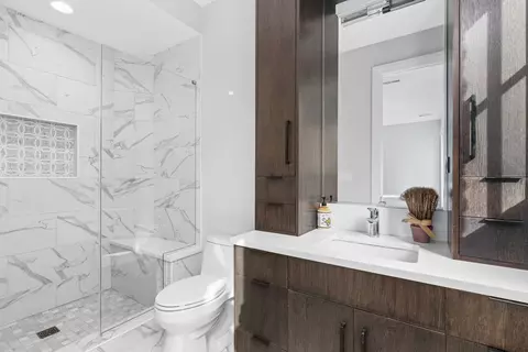 Bath - 239 E Oneida Ave, Elmhurst, IL 60126 photo 8 of 10