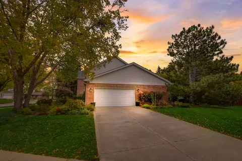 681 Kylemore Dr, Des Plaines, IL 60016 photo 2