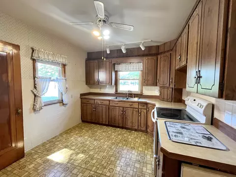630 W Devlin St, Spring Valley, IL 61362 photo 6
