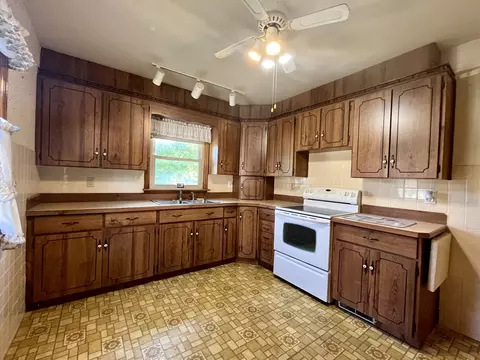 630 W Devlin St, Spring Valley, IL 61362 photo 5