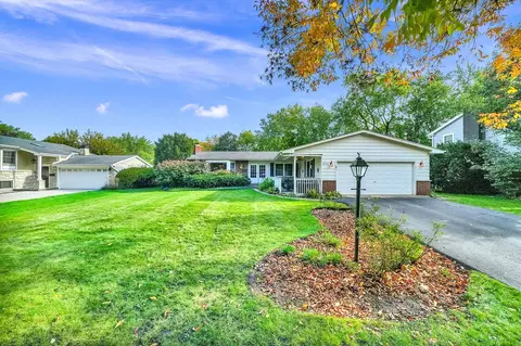 834 Liberty Bell Ln, Libertyville, IL 60048