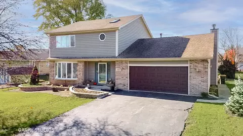 40 Rodenburg Rd, Roselle, IL 60172