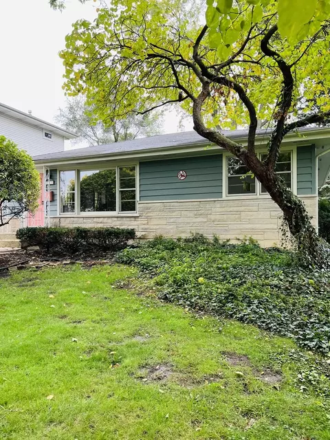 425 Colfax Ave, Clarendon Hills, IL 60514