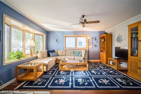 37 S Warrington Rd, Des Plaines, IL 60016 photo 2
