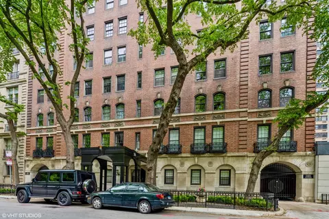 210 E Pearson St #14C, Chicago, IL 60611