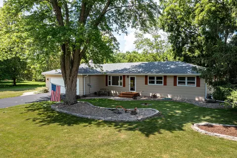 61 Clark Ave, Oswego, IL 60543