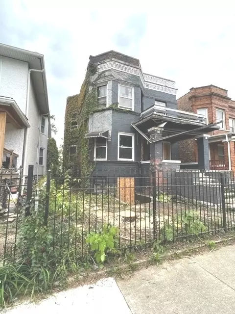 5829 W Walton St, Chicago, IL 60651