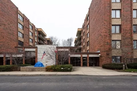 9558 N Gross Point Rd #602A, Skokie, IL 60076