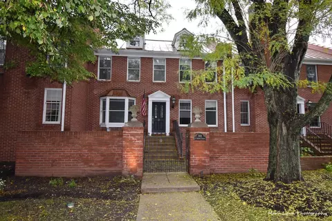 305 S 7th St, Geneva, IL 60134
