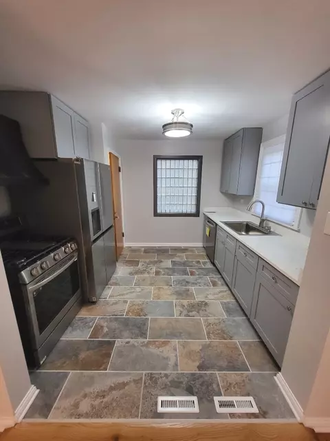 10539 S Eberhart Ave, Chicago, IL 60628 photo 2