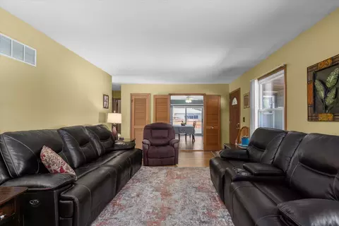 976 Deborah Ave, Elgin, IL 60123 photo 3