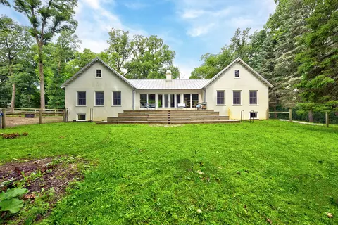 1622 S River Rd, Libertyville, IL 60048