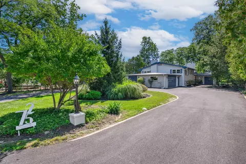725 Becker Rd, Glenview, IL 60025