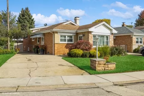 8646 Lincoln Dr, Lyons, IL 60534