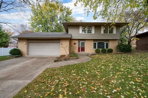 2904 Mockingbird Ln, Bloomington, IL 61704