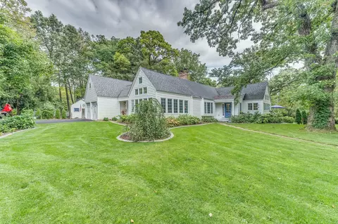 33 W200 Surrey Rd, Wayne, IL 60184