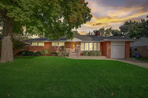 904 W Lincoln St, Mount Prospect, IL 60056