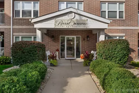 10 N Gilbert St #309, South Elgin, IL 60177