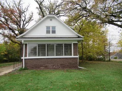 381 Sullivan Rd, North Aurora, IL 60542