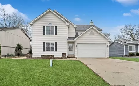 8 Ash Dr, Oakwood Hills, IL 60013