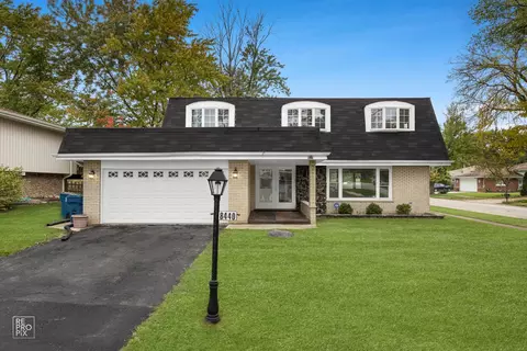 8440 W Zermatt Dr, Palos Hills, IL 60465