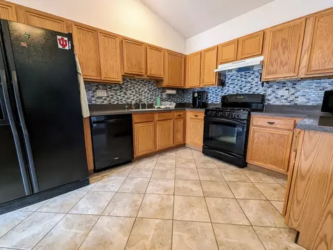 118 Commons Ct, Wheeling, IL 60090 photo 2