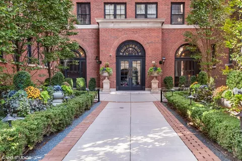 400 W Deming Pl #2M, Chicago, IL 60614