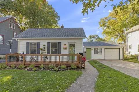 15 S Van Buren St, Batavia, IL 60510