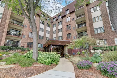 448 Raintree Ct #3G, Glen Ellyn, IL 60137
