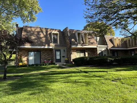2090 Country Club Dr #2090, Woodridge, IL 60517