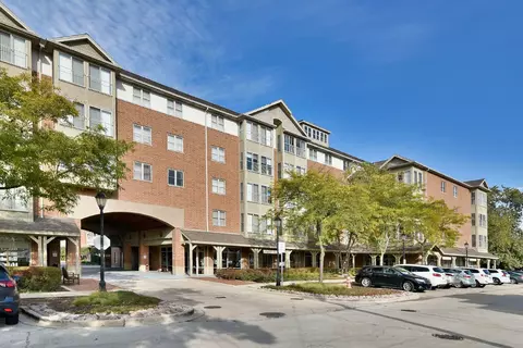 100 N Bokelman St #424, Roselle, IL 60172