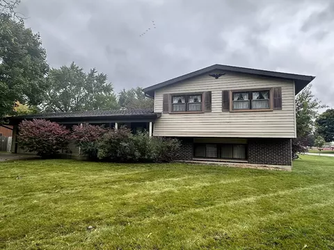 906 Aberdeen Dr, Crystal Lake, IL 60014