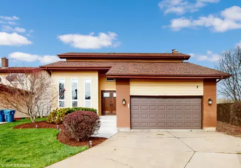844 N Geneva Ct, Elmhurst, IL 60126