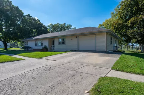 710 S 8th St, Oregon, IL 61061
