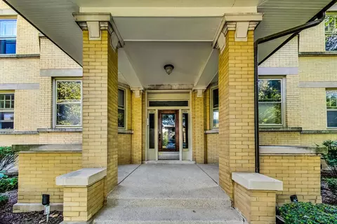 123 Pleasant St #B, Oak Park, IL 60302