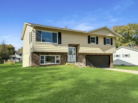 2008 Bedford Rd, Freeport, IL 61032