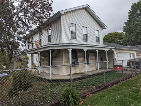 121 W Clay St, Clinton, IL 61727